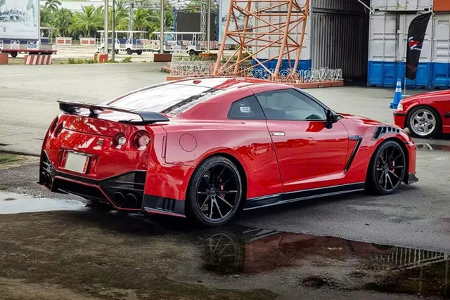 Ở phiên bản Nissan GT-R R35, ước tính có gần 8 xe được nhập khẩu về Việt Nam theo diện không chính hãng, có xe từ nước bạn Lào hay Campuchia sang làm dâu. Nhưng để thấy Nissan GT-R R35 lăn bánh trên đường phố ngày nay không còn nhiều. 3-9703.jpg