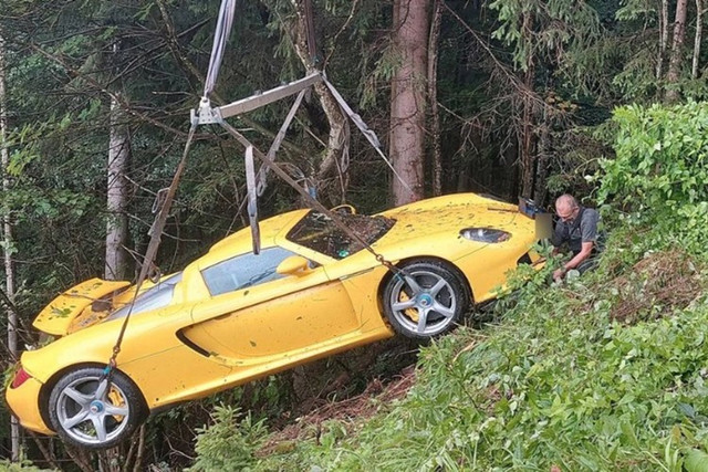 Chiếc siêu xe giới hạn Porsche Carrera GT bị mất lái và lao xuống vực trong hành trình qua dãy núi Alps. 1-4068.jpg