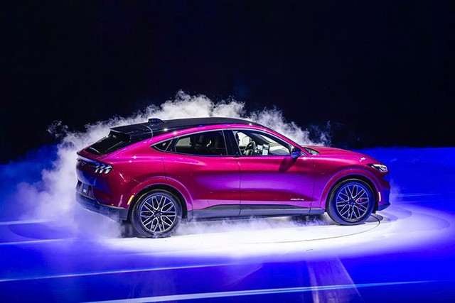Ở Mustang Mach-E có sự dung hòa giữa di sản lịch sử của dòng Mustang và yêu cầu khí động học của xe điện. 6-3502.jpg