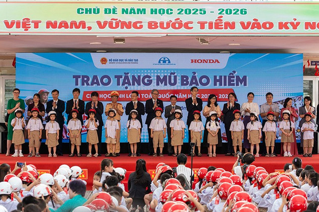 Hơn 1,8 triệu mũ bảo hiểm đạt chuẩn sẽ được HVN trao tặng cho học sinh lớp Một trên toàn quốc, đồng thời các buổi đào tạo kiến thức an toàn giao thông sẽ được tổ chức cho học sinh và phụ huynh. 2-3664.jpg