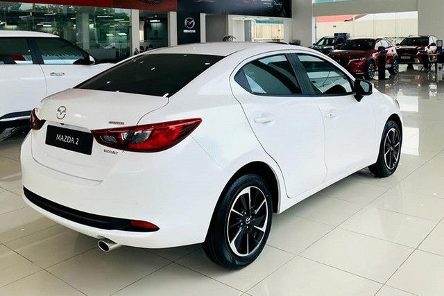 Mazda2 đang mở bán tại Việt Nam hiện nay có tới 5 tùy chọn phiên bản với đầy đủ biến thể sedan và Hatchback. 4-3495.jpg