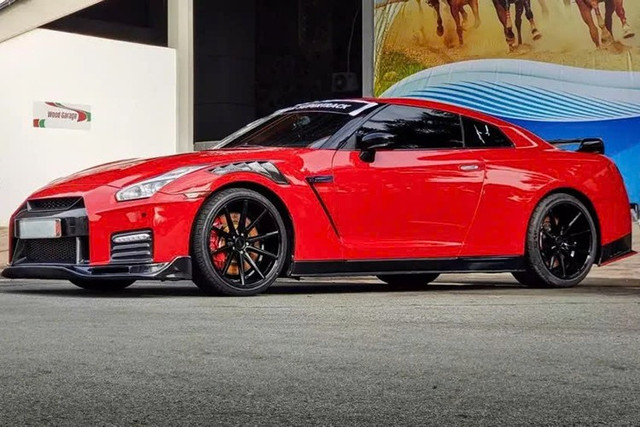Nissan GT-R là mẫu xe JDM rất nổi tiếng không chỉ ở Nhật Bản, mà còn trên thế giới, nhiều người còn đặt cho nó biệt danh siêu xe đường phố, vì lái thoải mái, sức mạnh không thua kém gì các siêu xe cùng đời lúc xe ra mắt, thật là thú vị đúng không. 6-7529.jpg