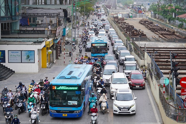Thủ tướng Chính phủ vừa yêu cầu Hà Nội nghiên cứu tăng các loại phí liên quan đến ôtô sử dụng nhiên liệu hóa thạch. 1-1366.jpg