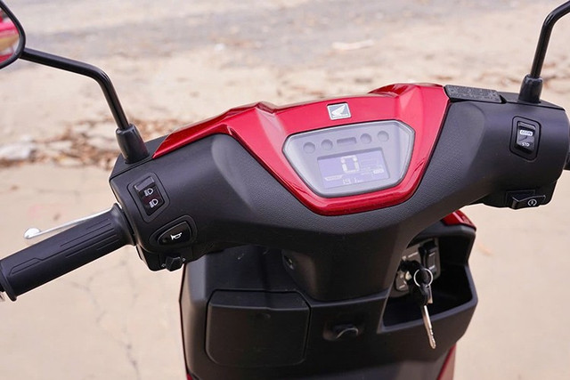 Dù ở phân khúc phổ thông, Honda vẫn trang bị cho ICON e: những tính năng tiện nghi đáng giá, đơn giản và dễ sử dụng. 5-8203.jpg