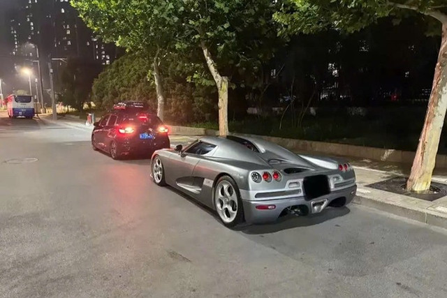 Người chụp bức ảnh chiếc Koenigsegg CCR này chia sẻ, người lái siêu phẩm này bị cảnh sát làm việc khi lái xe mà có nồng độ cồn vượt mức cho phép. 1-9063.jpg