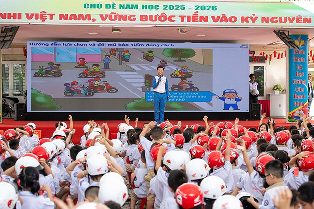 Trong khuôn khổ chương trình, các bên đã ký kết biên bản ghi nhớ với hai cam kết chính: 100% học sinh lớp Một trên toàn quốc sẽ được nhận mũ bảo hiểm đạt chuẩn từ HVN. 3-4765.jpg