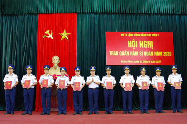 Thiếu tướng Đào Hồng Nghiệp, Tư lệnh Vùng CSB 2 (người đứng giữa).