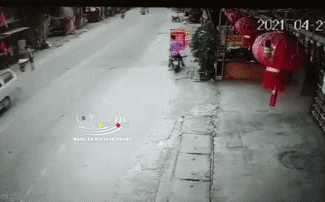 Video: Kinh hoàng ôtô dừng đột ngột, 2 nữ sinh đâm vào đuôi rồi bắn sang đường Video: Kinh hoang oto dung dot ngot, 2 nu sinh dam vao duoi roi ban sang duong