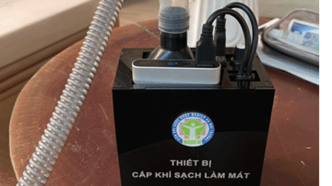 Mới đây, Viện Sức khỏe nghề nghiệp và môi trường đã chế tạo ra thiết bị cấp khí sạch, làm mát để trang bị cho những người phải mang các bộ bảo hộ đặc biệt, trong môi trường khắc nghiệt do nhiệt độ cao. Thiết bị này có quạt đeo cá nhân, giúp đưa không khí bên ngoài vào phía trong bộ bảo hộ. Không khí này đã được lọc sạch qua hệ thống màng đặc biệt và cân bằng nhiệt độ, đảm bảo an toàn phòng chống lây nhiễm. Tuy nhiên, hiện tại mới chỉ có một số lượng nhỏ sản xuất thử nghiệm.