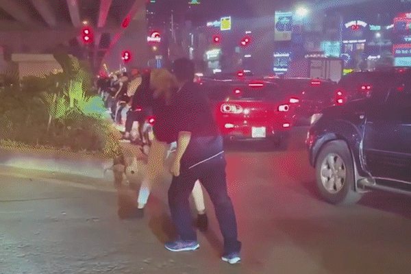 Bị nhắc dừng xe, tài xế đánh nạn nhân, bắt quỳ: Có bị...“xộ khám“? Bi nhac dung xe, tai xe danh nan nhan, bat quy: Co bi...“xo kham“?