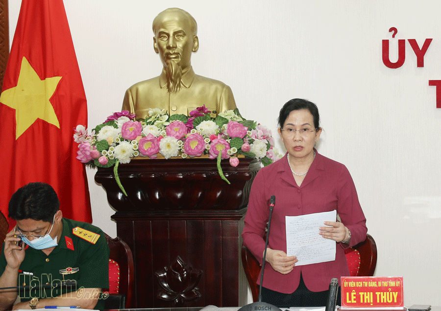 Bí thư Tỉnh ủy Hà Nam Lê Thị Thủy yêu cầu các cấp ngành khẩn trương khoanh vùng dập dịch và có biện pháp xử lý phù hợp, không để nhân dân hoang mang và ảnh hưởng đến đời sống. UBND tỉnh Hà Nam chỉ đạo dừng ngay các hoạt động tập trung đông người không cần thiết; tạm thời đóng cửa Khu du lịch Tam Chúc. Ảnh: Báo Hà Nam.