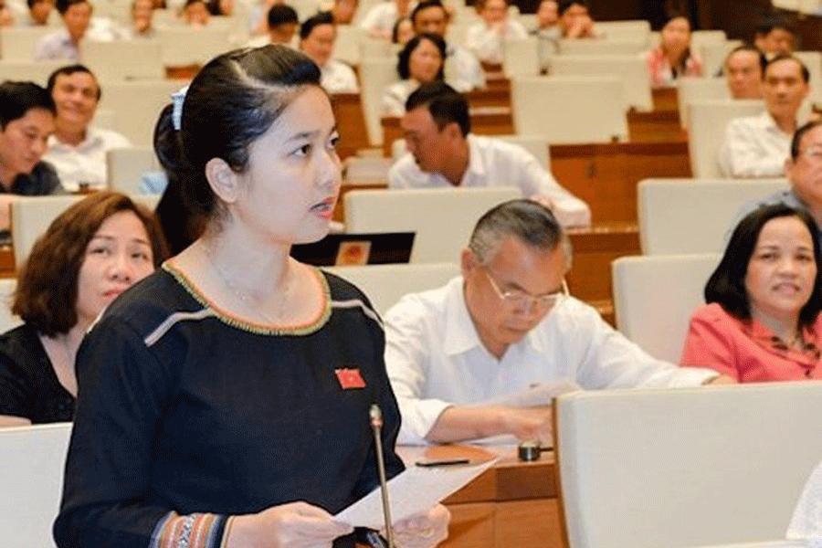 Sau phần trả lời của Bộ trưởng TN&MT với nội dung rừng rất quan trọng "quan trọng còn hơn cả trời", nữ đại biểu Ksor H’Bơ Khăp tiếp tục đứng lên tranh luận: “Tôi rất chăm chú lắng nghe và cố gắng thấu hiểu, nhưng Bộ trưởng có nghe nhưng không hiểu tôi hỏi gì. Câu hỏi của tôi Bộ trưởng chưa trả lời. Tôi hỏi Bộ trưởng có ủng hộ tiếp tục xây dựng thuỷ điện nhỏ nữa hay không? Bộ trưởng chưa trả lời có hoặc không".