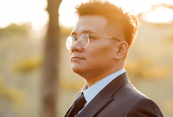 Nhâm Hoàng Khang sống và làm việc tại TPHCM, là một lập trình viên có tiếng với biệt danh “cậu IT”. Khang là người tiên phong tạo ra các phần mềm hỗ trợ trên thiết bị Iphone, Ipad và cũng là người đưa esim vào iPhone Lock. Dù là một IT có nhiều thành tựu đóng góp cho giới công nghệ thông tin của Việt Nam nhưng thời gian gần đây, Khang được biết đến liên quan ồn ào với nhiều nghệ sĩ làm từ thiện. Khang có những tuyên bố lấy được các sao kê tài khoản ngân hàng của các cá nhân.