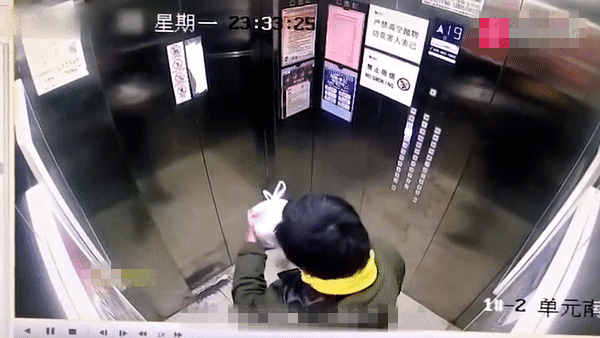 Choang: Nhan vien giao hang di tieu vao do an cua khach hang-Hinh-2