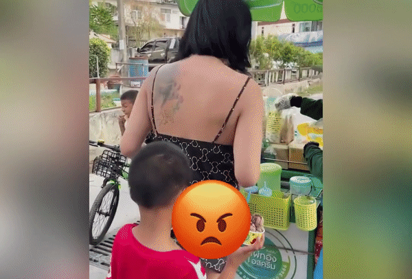 Be trai vo tu khien chi dep nguong do mat giua pho