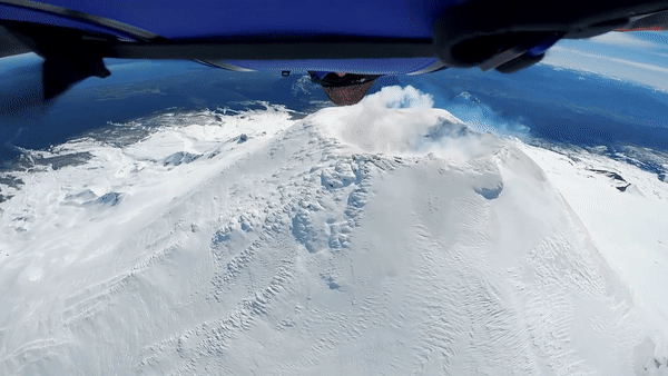 Thot tim khoanh khac nguoi dan ong “bay” qua nui lua dang “soi sung suc“