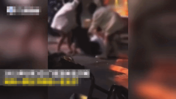 Trung Quoc: Co gai bi nhom nguoi danh dap, keo le tren duong pho