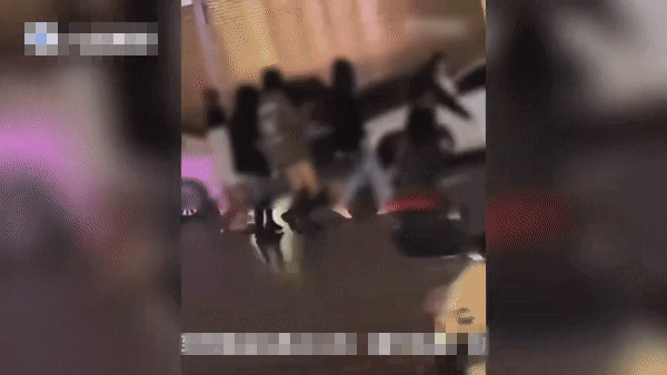 Trung Quoc: Co gai bi nhom nguoi danh dap, keo le tren duong pho-Hinh-2