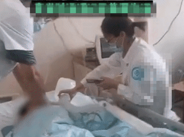 Bac si choi dien thoai khi dang cap cuu khien be trai tu vong?