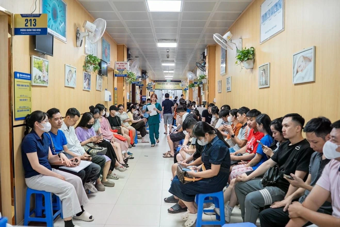 [GALLERY] Hành lang bệnh viện chật kín người trẻ khám sức khỏe sinh sản