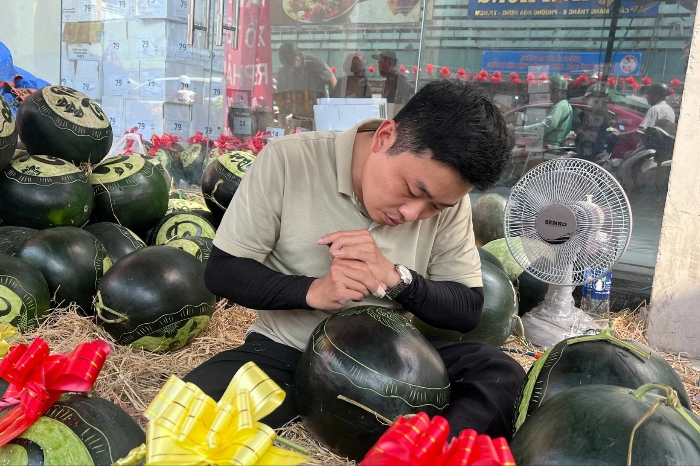 View - Hái ra tiền ngày Tết với dưa khắc chữ, dừa dát vàng phong thủy | Báo Tri thức và Cuộc sống - TIN TỨC PHỔ BIẾN KIẾN THỨC 24H