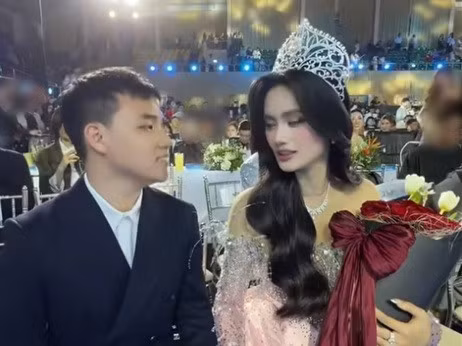 Hoa hậu Ý Nhi gây chú ý khi xuất hiện bên bạn trai