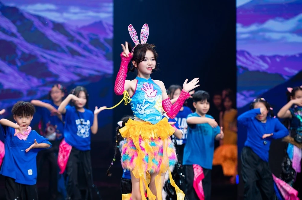 Ca sĩ nhí Nguyễn Ngọc Kim Cương được vinh danh ở Vietnam Iconic Awards 2026