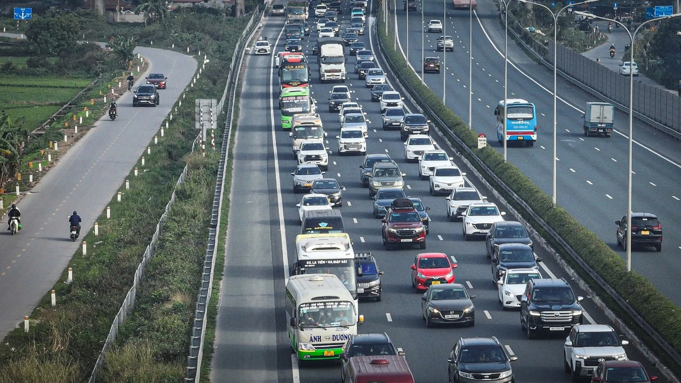 Hà Nội sáng 27 Tết, dòng người nối đuôi nhau rời cửa ngõ Thủ đô 