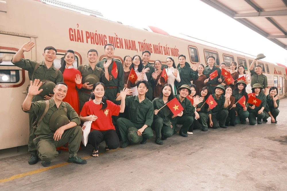 'Chuyến tàu đoàn viên' đưa ký ức 30/4 sống dậy giữa lòng Hà Nội