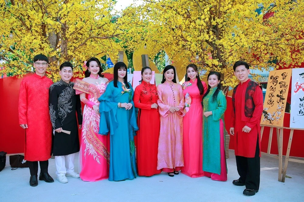 Dàn nghệ sĩ diện áo dài đón xuân sớm tại Lễ hội Tết Việt
