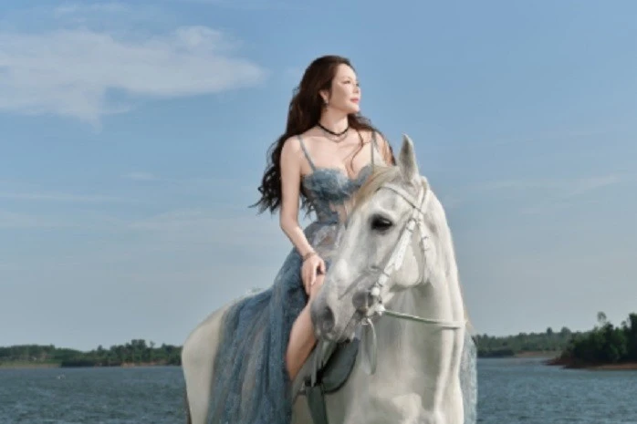 Lý Nhã Kỳ mang ngựa về resort ở Đồng Nai chụp ảnh đón Tết Bính Ngọ