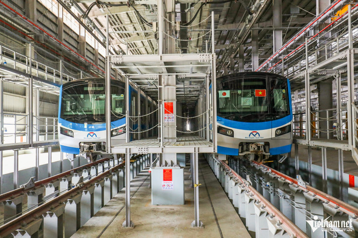 Một số đường ray có rãnh sâu khoảng 1,5m để thợ dễ dàng chui xuống sửa chữa. Trên đường ray lắp hệ thống đèn tín hiệu để đảm bảo quy trình an toàn khi sửa chữa, bảo dưỡng tàu.