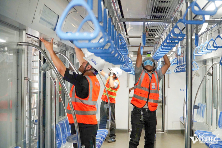 Cuối ngày, sau thời gian hoạt động, các đoàn tàu metro sẽ về lại depot Long Bình để các nhân viên kỹ thuật kiểm tra, bảo dưỡng.