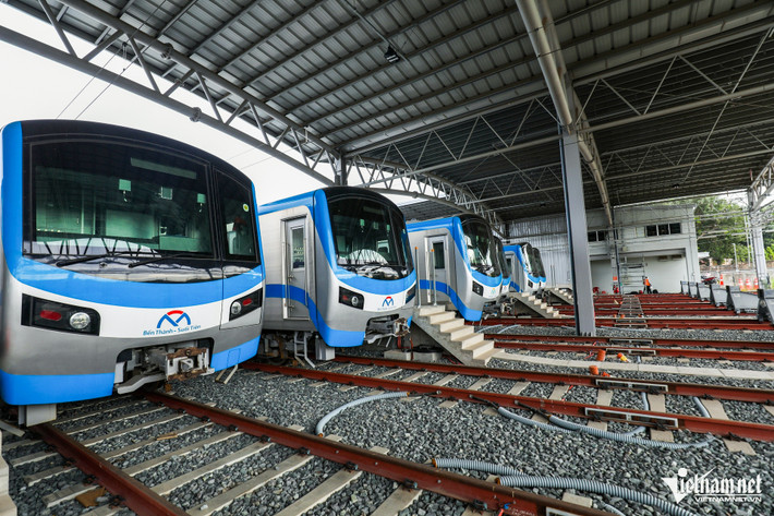 Depot Long Bình bao gồm các tòa nhà vận hành, bảo dưỡng, xưởng chính và bãi đỗ tàu có 30 đường (tương đương 30 đoàn tàu loại 6 toa).