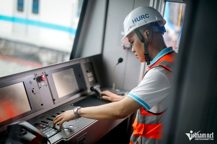 Khi đưa vào vận hành, mỗi ngày con tàu đầu tiên sẽ xuất phát từ depot Long Bình, đến các ga đón khách rồi tiến đến ga Bến Thành. Do đó, việc phối hợp nhịp nhàng giữa các khâu là hết sức quan trọng.