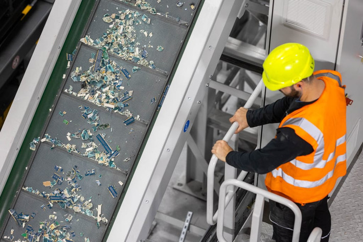 Các linh kiện không chứa vàng cũng có giá trị. Những kim loại như sắt, đồng và niken được bán cho thị trường kim loại. Phần rác thải còn lại, sau khi nghiền nhỏ, có thể được bán cho các công ty xây dựng làm vật liệu xây dựng. Ảnh: Royal Mint