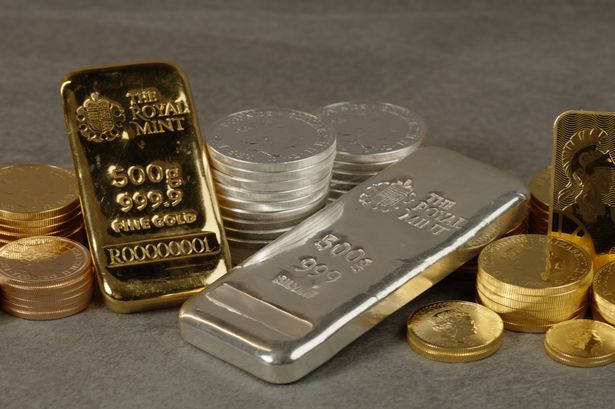 Sở Đúc tiền Hoàng gia đã nhiều lần thay đổi để thích nghi với lịch sử như chuyển đổi từ sản xuất đồng xu bạc sang đồng xu vàng, rồi đến các kim loại ít giá trị hơn như đồng đỏ. Xưởng cũng mở rộng hoạt động sang sản xuất tiền tệ cho các quốc gia khác, hay các loại tiền xu kỷ niệm và thỏi vàng để đầu tư. Ảnh: Royal Mint