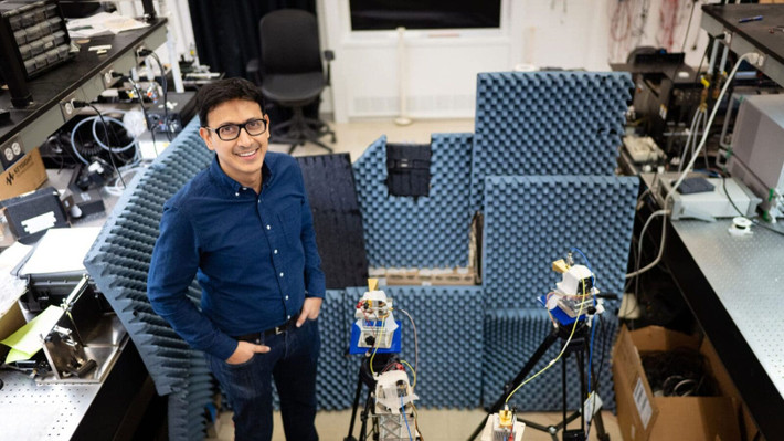 Một ví dụ đáng chú ý là công trình của Kaushik Sengupta tại Đại học Princeton, nơi các mạng neuron tích chập (CNN - Convoluted Neural Network) được sử dụng để thiết kế chip không dây vượt trội hơn so với các thiết kế truyền thống. Ảnh: Đại học Princeton (Mỹ)