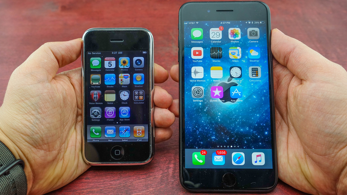 Từ chiếc iPhone đầu tiên cho đến iPhone 7, Apple đã sử dụng viền trên và dưới dày để chứa các thành phần như nút Home, loa, cảm biến tiệm cận và camera trước.