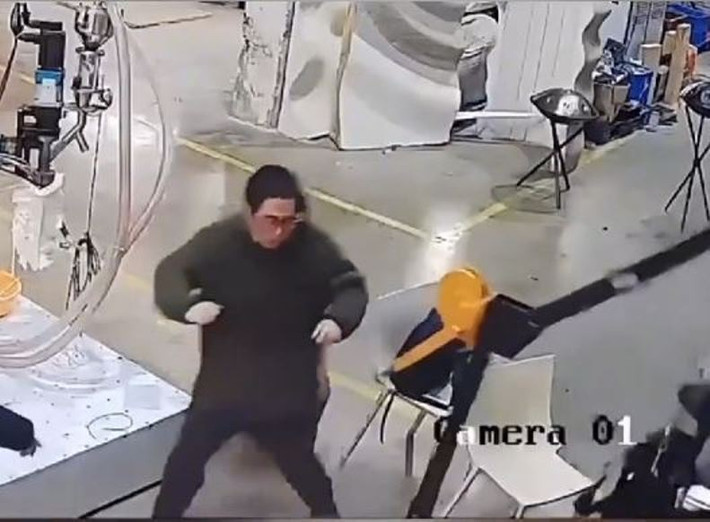 Một người khác đang hỗ trợ thử nghiệm phía sau cũng bị con robot nổi điên này làm cho sợ hãi và rời khỏi phạm vi giám sát của camera, máy tính của anh ta cũng bị con robot hất rơi xuống đất Người kỹ sư chạy vòng ra phía sau để tìm cách kiểm soát robot..