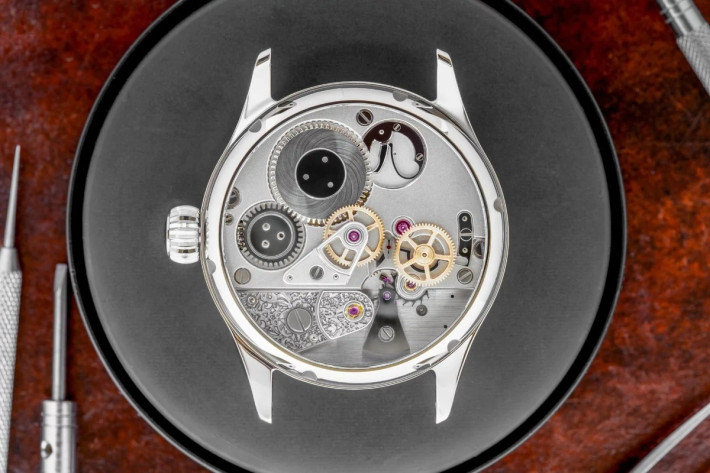 Điểm nổi bật là chuyển động DB-07 với kim giây “giật từng nhịp” (deadbeat seconds) đặt ở trung tâm, tính năng hiếm gặp ở đồng hồ cơ cao cấp. Cỗ máy được chế tác thủ công theo đơn đặt hàng, giới hạn 3–5 chiếc mỗi năm, với giá từ 40.000 Bảng Anh (khoảng 53.000 USD). Ảnh: Garrick.