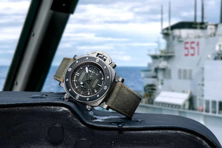 Hợp tác cùng lực lượng Hải quân Ý, hãng Panerai trình làng phiên bản giới hạn Submersible Chrono Marina Militare Experience Edition lấy cảm hứng từ nhánh không quân hải quân, Aviazione Navale. Đồng hồ có vỏ titanium cấp 5, kích thước 47 mm, khả năng chống nước hơn 500 m và tích hợp bộ máy chronograph flyback. Khi sở hữu cỗ máy có giá 111.200 AUD (khoảng 72.100 USD), khách hàng sẽ được tham gia hành trình 3 ngày cùng quân đội, bao gồm huấn luyện chiến thuật, mô phỏng tác chiến và thực hiện nhiệm vụ trực thăng.