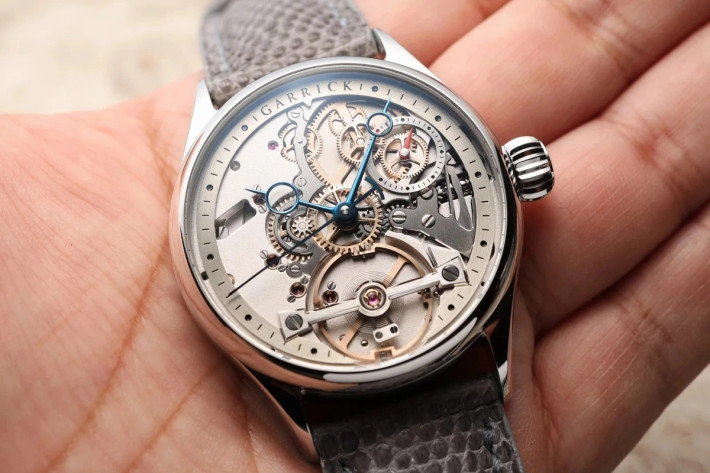 S3 Deadbeat Seconds có mặt số tối giản không còn guilloché thủ công truyền thống, thay vào đó là thiết kế mở rộng phần trữ cót và bộ dao động Trinity chậm rãi ở góc 6 giờ. Đồng hồ có vỏ 42 mm, bao gồm 2 tuỳ chọn thép 904L hoặc vàng 18K, kết hợp vòng hiển thị giờ bằng bạc Đức có thể tùy chỉnh màu sắc theo yêu cầu.
