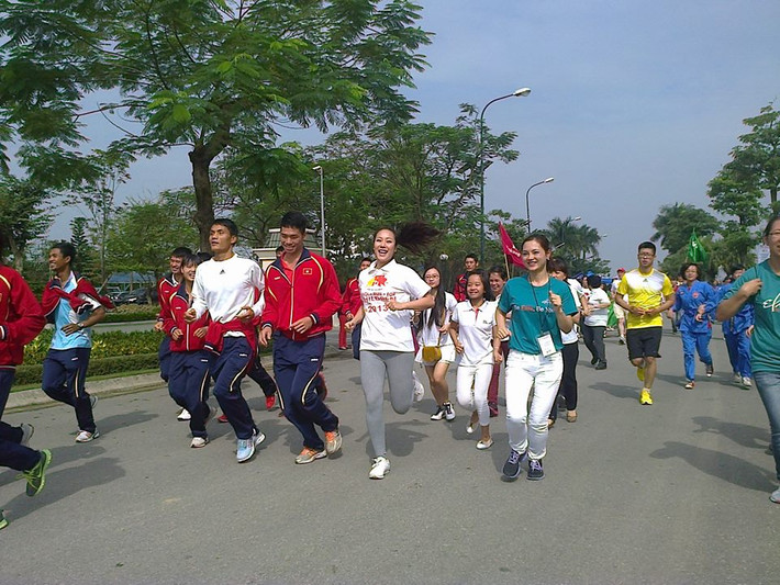 Ngày 17/11 hoa hậu đã tham gia "Cuộc chạy vì trẻ em Hà Nội 2013" với nhiều các em học sinh, tình nguyện viên.