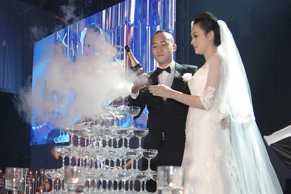 Cặp đôi đã đính hôn cuối năm 2012 và đã tổ chức hôn lễ tại quê nhà cô dâu ở miền Tây hồi đầu tháng 9