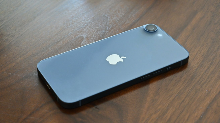 iPhone 16E 4 sẽ không có ống kính tele hoặc ống kính góc siêu rộng, nhưng sử dụng cùng ống kính góc rộng 48 megapixel như trong iPhone 16. Camera này hỗ trợ chụp ảnh chân dung với khả năng kiểm soát tiêu cự và độ sâu, các phong cách chụp ảnh mới nhất và tùy chọn cắt xén thành zoom quang học 2x. Ảnh: Majin Buu