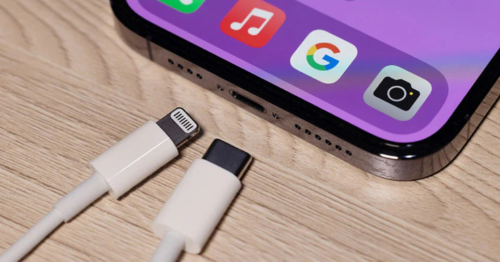 Thêm một sự kết thúc đó là cổng Lightning. iPhone 16E sẽ có cổng USB-C để sạc, điều này cũng có nghĩa là cổng Lightning sẽ bị loại bỏ khỏi hầu hết các thiết bị của Apple. Đây cũng là một điểm khác biệt khi so sánh với iPhone 14. Hiện các mẫu iPhone iPhone 14 và iPhone 14 Plus vẫn có cổng Lightning. Ảnh: Padox Dran