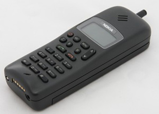 Dòng 2100 xuất hiện năm 1994, đáng nhớ nhất vẫn là chiếc 2110. Vào thời điểm ra mắt, phần mềm trong thiết bị được xem là đặc biệt tiến bộ. Nó có danh bạ, nhiều nhạc chuông và game rắn săn mồi Snake. 2110 cũng là điện thoại đầu tiên dùng nhạc chuông nổi tiếng của Nokia, một đoạn trong tác phẩm “Gran Vals”. Ảnh: Nokia Museum