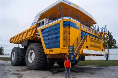 Chiếc xe tải hạng nặng này được chế tạo ở Belarus bởi nhà sản xuất cơ khí Belaz, có dung tích lớn hơn bất kỳ xe tải nào khác trên thế giới. Dĩ nhiên nó cũng là phương tiện giao thông lớn nhất thế giới, với chiều cao 8,2 mét (cao bằng ba tầng nhà) và rộng 20,7 mét. Với khối lượng 386 tấn và có thể kéo đi một vật nặng 496 tấn. Ảnh: LeitWoft/Shuttersock.