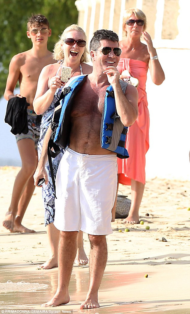 Sau cuộc trò chuyện và ghi hình đầy thú vị với fan hâm mộ, Simon Cowell tiếp tục một ngày nghỉ tràn đầy hứng khởi trên chiếc “phi cơ mặt nước” của mình.